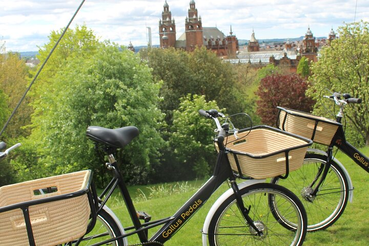 Gallus Pedals Glasgow Bike Tour bikes overlooking the stunning Kelvingrove museum